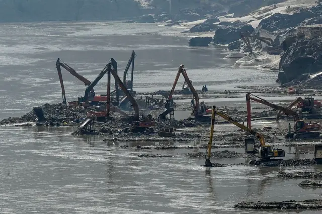 دریائے سندھ اور دریائے کابل کے کناروں پر سونے کی تلاش