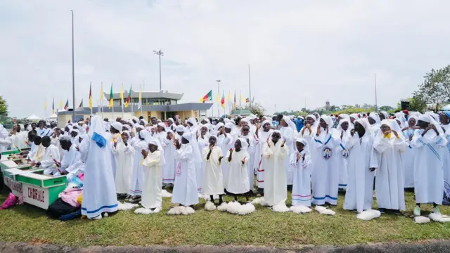 Ndị ụka Katoliki na Kamerunu yi efe ọcha na-agụ egwu aṅụị ịnabata Pope Leo XIV na Bamenda, obdo dị na Kamerunu