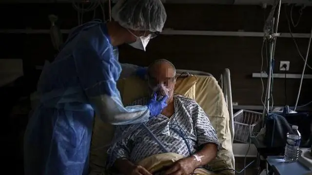 ভেন্টিলেশন দেওয়া হচ্ছে একজন রোগীকে