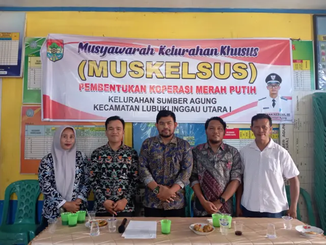 Ketua Koperasi Merah Putih Kelurahan Sumber Agung, Lubuklinggau, Sumatra Selatan, Bayu Pratama Sembiring (tengah).