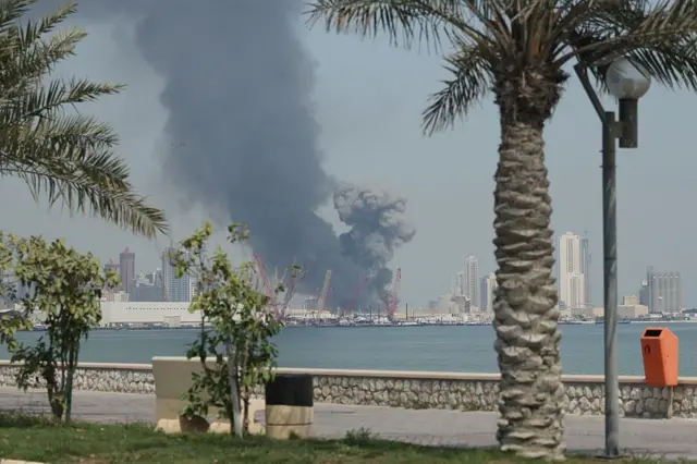 Humo en Manama, la capital de Baréin.