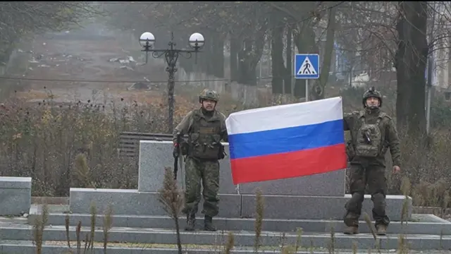 Una captura de pantalla de un video de cuando el Kremlin anunció que las fuerzas rusas habían tomado el control de Krasnoarmeysk (Pokrovsk) en la región de Donetsk y Volchansk (Vovchansk) en la región de Kharkiv el 2 de diciembre de 2025.