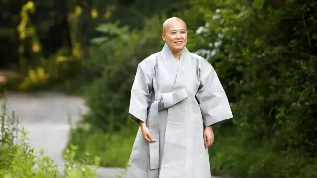 Biksuni WooKwan Sunim adalah ahli kuliner kuil Korea.