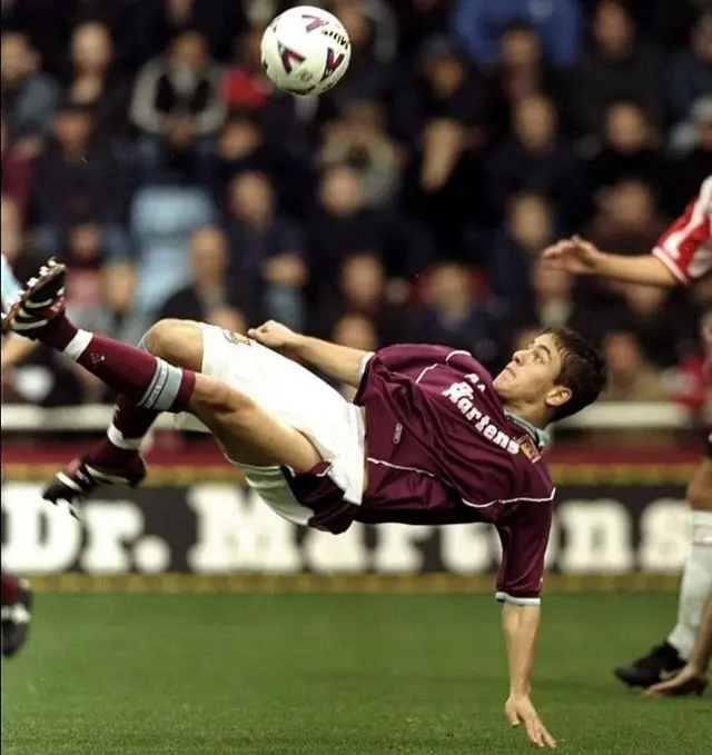 Joe Cole yigarama umupira mu kibuga