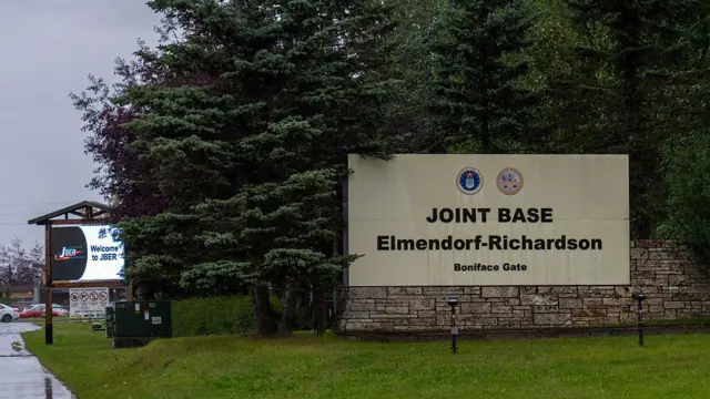 Подъезд к военной базе Элмендорф-Ричардсон на Аляске, где пройдет встреча Путина и Трампа