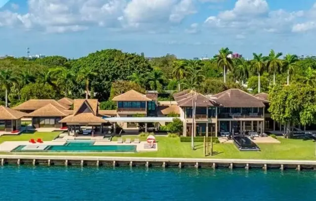 Mansão que seria de Daniel Vorcaro em Miami, segundo reportagens publicadas à época da prisão do banqueiro, em novembro de 2025