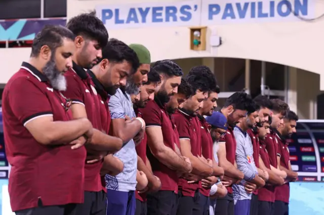 په دې تصویر کې د کرېکټ شل اوریزو نړیوال جام سیالیو له وروستۍ لوبې مخکې افغان لوبغاړي او منتظمین په لوبغالي کې د لمونځ ادا کولو پر مهال.