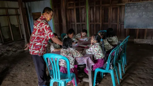 Seorang guru, Parmin, sedang mengajar murid-muridnya di sebuah desa di Boyolali, Jawa Tengah, pada Oktober 2020. 