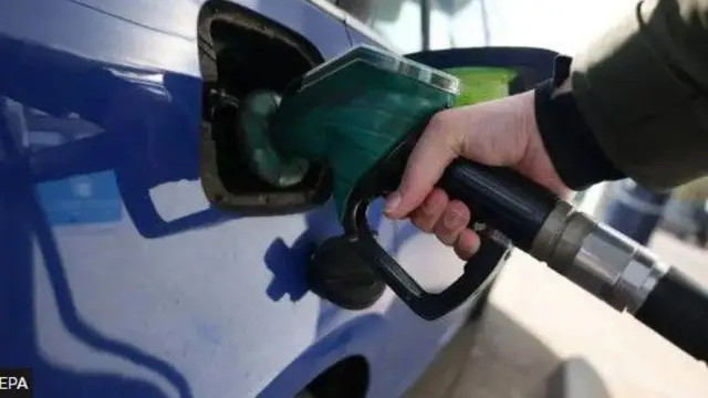 Ẹrọ ti wọn fi n ta epo pẹtrol n ta epo sinu ọkọ ayọkẹlẹ kan