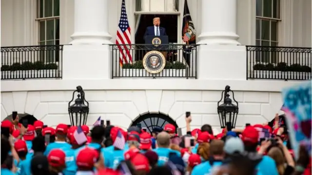 Trump d'un balcon s'adresse à la foule