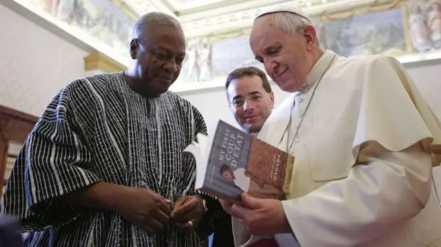 Pope Francis nwetara akwụkwọ memoir Mahama oge Mahama gara Vatican City n'afọ 2014