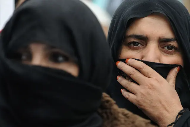 دوه ښځې چې مخونه یې پټ دي