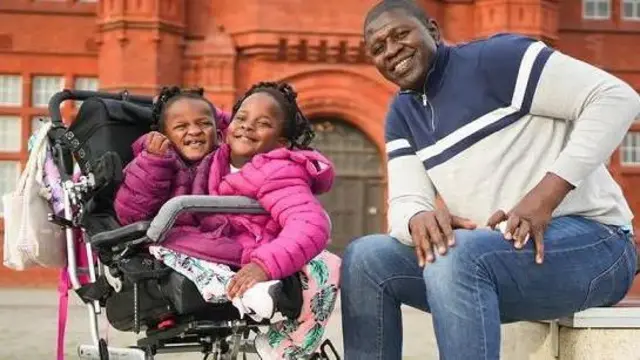 Ibrahima wuxuu gabdhihiisa, Maryam iyo Nada, ku sii hayay Boqortooyada Ingiriiska si ay usii helaan kormeerka caafimaadka ee Isbitaalka Great Ormond Street.