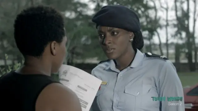 Halima Gadji dans le rôle d'un agent de police dans Tundu Wundu d'Abdoulahad Wone.