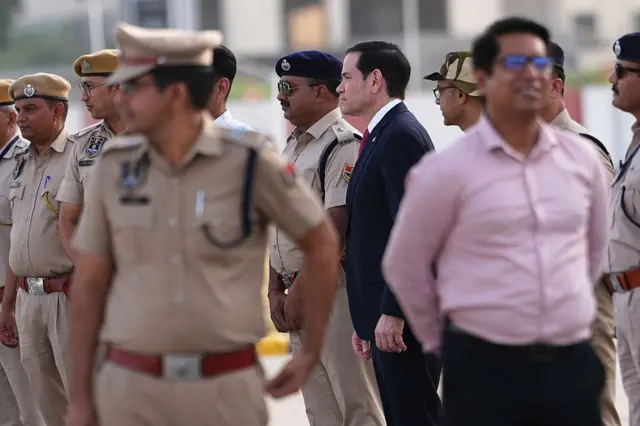 জয়পুর বিমানবন্দরে পুলিশ কর্মকর্তাদের সঙ্গে মার্কো রুবিও