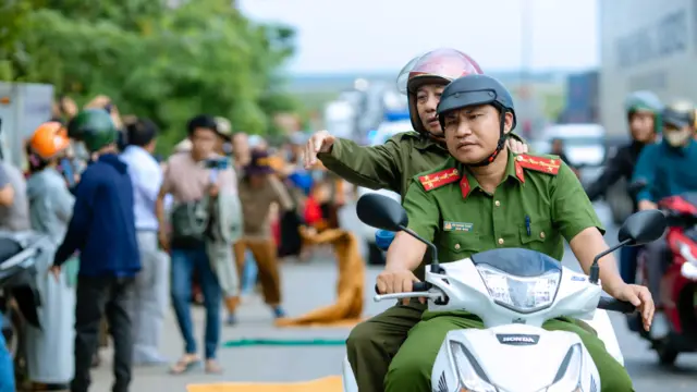 පැස්කල් බෝඩෝ පැවසුවේ, ඇතැමුන් තික් මින් තියු හිමියන් සමාජය වෙනුවෙන් මුළුමනින් ම කැප වූ අධ්‍යාත්මික ගුරුවරයෙකු ලෙස සලකන අතර තවත් සමහරුන් උන්වහන්සේ මහජන මතය තම උන්නතිය වෙනුවෙන් හරවා ගැනීමට මාධ්‍ය භාවිත කරන ව්‍යාජ භික්ෂුවක ලෙස සලකන බව ය.