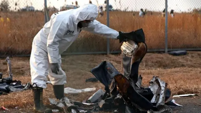 Los equipos de emergencia han estado buscando partes del avión en la pista.