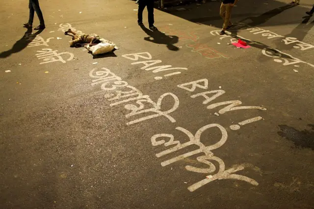 আওয়ামী লীগকে নিষিদ্ধ করার দাবিতে ঢাকার শাহবাগের রাস্তায় স্লোগান