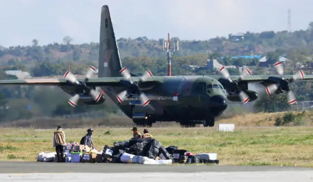 Máy bay vận tải quân sự C-130 của Không quân Singapore đến Sân bay Mutiara Sis Al-Jufri ở Palu, Trung Sulawesi, Indonesia, ngày 8/10/2018.