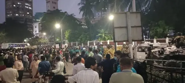 রাষ্ট্রপতির পদত্যাগ দাবিতে বঙ্গভবনের সামনে বিক্ষোভ, ২০২৪ সালের ২২শে অক্টোবরের ছবি