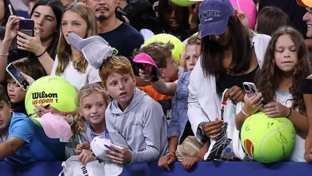 Niños esperan autógrafos en un partido del US Open