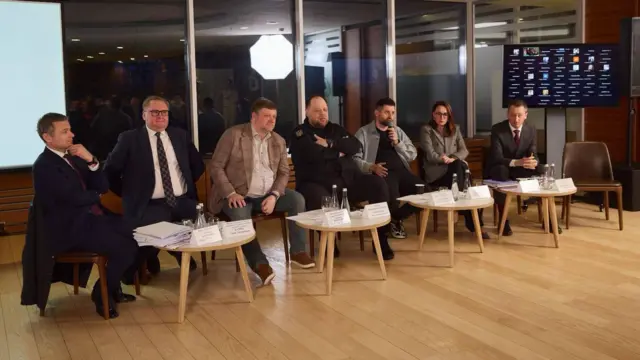 Урядовці та керівництво парламенту під час зустрічі із фракцією "Слуга народу" увечері 6 квітня