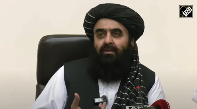 দিল্লিতে সাংবাদিক সম্মেলনের সময়।