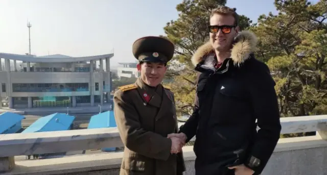 Bu bölgeye yapılan turlardan biri, Kuzey Kore askerleriyle el sıkışma olanağı veriyor.