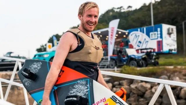 کاتن بخشی از گروه کوچکی بود که موج‌سواری همراه با جت‌اسکی را برای اولین بار در نازاره راه انداختند