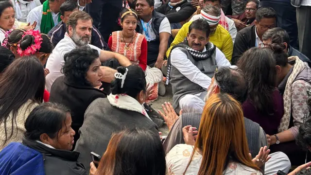 राहुल गांधी धरने पर 