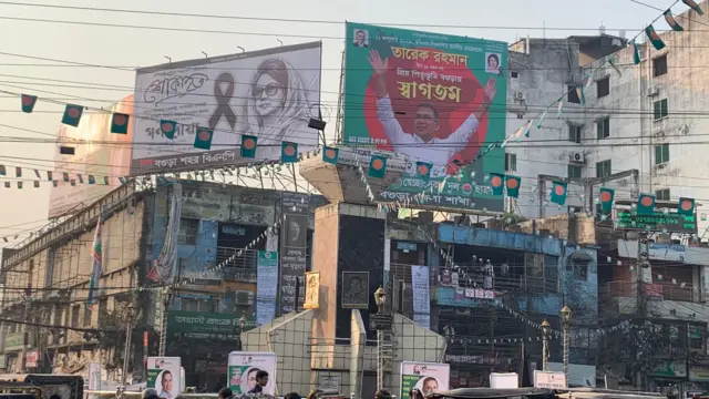 বগুড়ার সাত মাথা মোড়ে বিএনপির পোস্টার ফেস্টুন