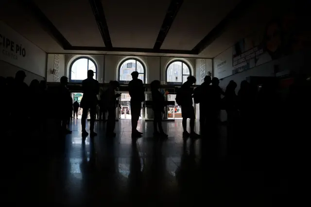 Pessoas esperam no metrô durante apagão 