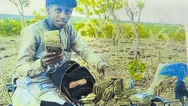 Abubakar Usman nigba to n ṣafihan owo rẹpẹtẹ lori ayelujara