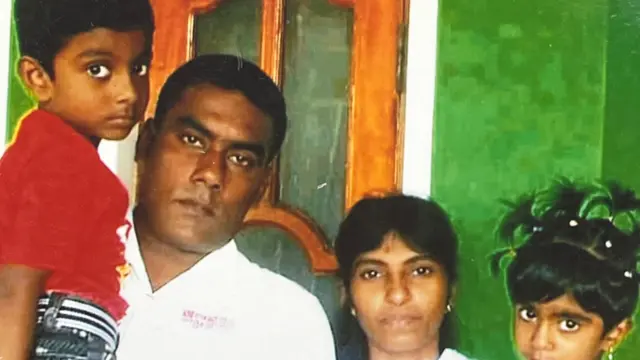 ඩෙබී සිය සහෝදරයා සහ දෙමව්පියන් සමග 