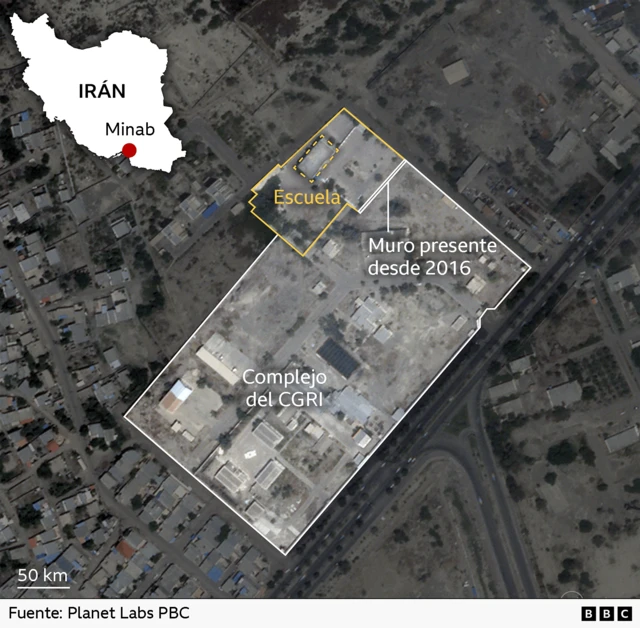 Imagen satelital anotada de un sitio en Minab, al sur de Irán. Un edificio escolar, delineado en amarillo, se encuentra justo al lado de un área más grande, delineada en blanco y etiquetada como "Complejo del CGRI". Una etiqueta indica que un muro que separa ambos sitios existe desde 2016. Un mapa insertado de Irán marca Minab con un punto rojo en la costa sur. La imagen incluye barras de escala, el crédito de Planet Labs PBC y la marca de la BBC.