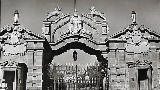 የአዲስ አበባ ዩኒቨርሲቲ ዋና መግቢያ በር