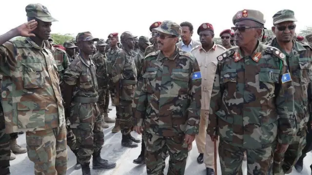 Madaxwayne Farmaajo booqanaya ciidamada (SAWIR HORE)
