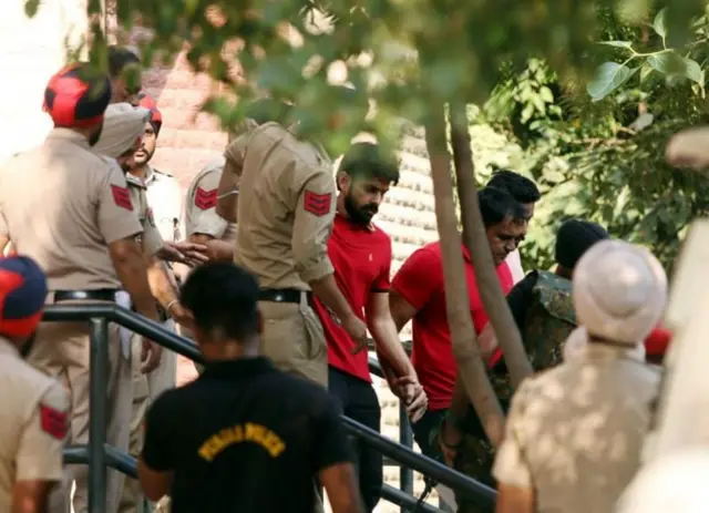 पोलिसांच्या गराड्यात लॉरेन्स बिश्नोई.