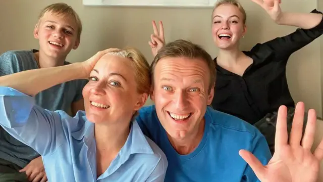 एलेक्सी, यूलिया और उनके बच्चे ज़ाखार और दाशा