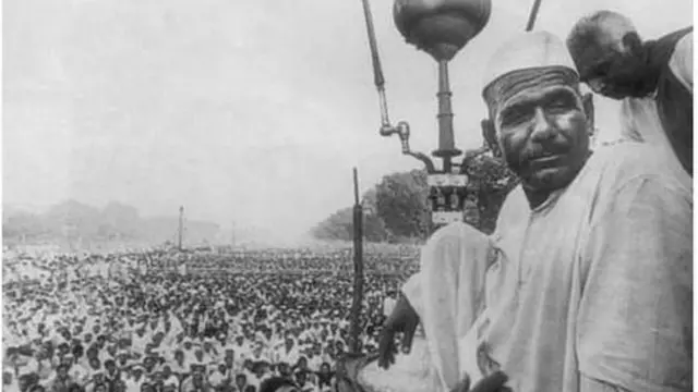 1988 में महेंद्र सिंह टिकैत के नेतृत्व में बोट क्लब लॉन में हज़ारों किसानों ने प्रदर्शन किया 