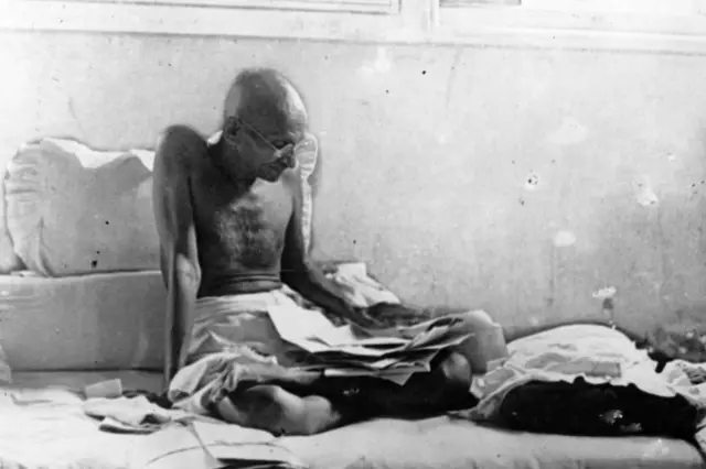 సోనమ్ వాంగ్ చుక్, ఆమరణ నిరాహార దీక్ష, పొట్టి శ్రీరాములు, గాంధీ, అన్నా హజారే
