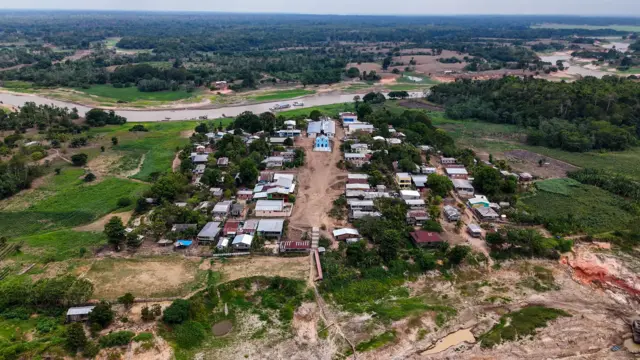 Vista aérea da Vila do Janauacá