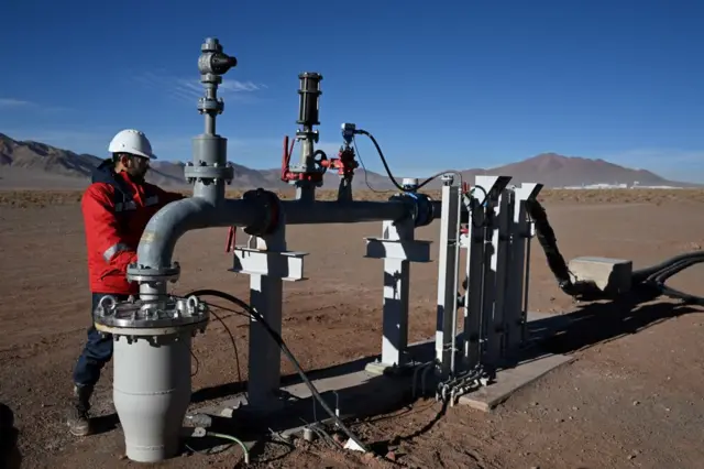 Estación de bombeo de salmuera en la planta de extracción de litio Eramine en el Salar Centenario Ratones en la provincia de Salta, Argentina.