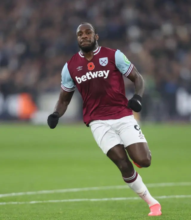 Antonio akiwa amevaa Jezi iliyo na mwanya Shingoni