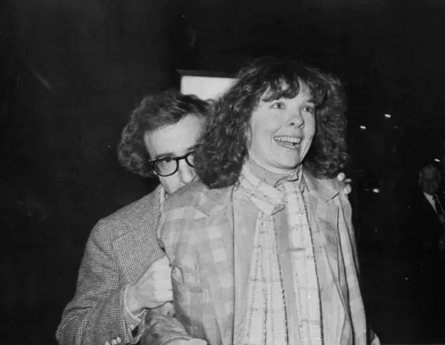 Woody Allen se esconde detrás Diane Keaton quien se ríe