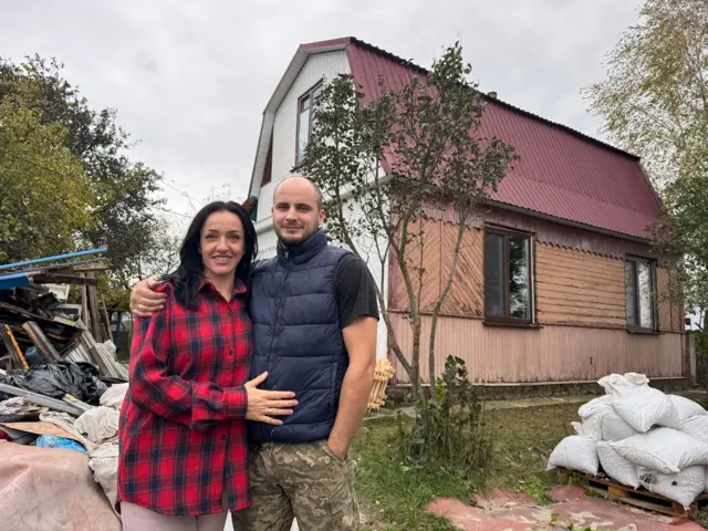 Тетяна і Вадим біля власного будинку на Київщині