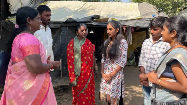 पायलच्या कुटुंबीयांसोबत संवाद साधताना रामकुवर खरात आणि अनिता खंडागळे.