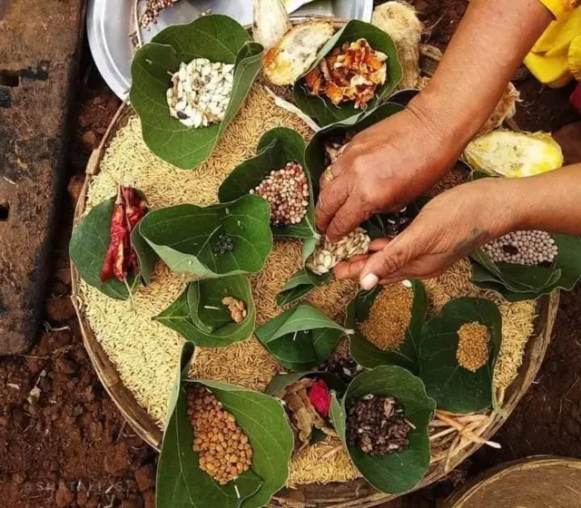 आदिवासी समाज देखील दिवाळी हा सण निसर्गपूजनाने साजरा करतो. 