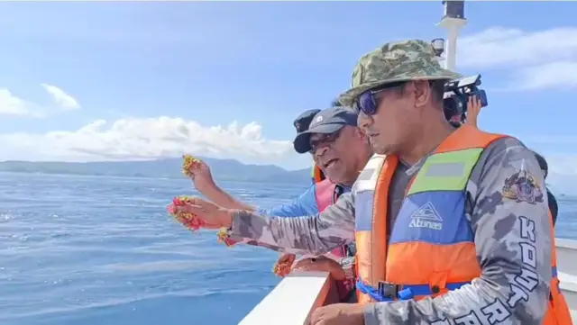 Tim SAR gabungan menaburkan bunga di lokasi tenggelamnya Kapal Putri Sakinah di perairan Selat Padar, Labuan Bajo, NTT, Jumat (09/01). Prosesi itu sebagai penghormatan terakhir kepada satu anggota keluarga Alvaro yang belum ditemukan.