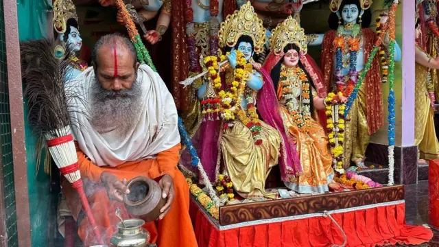 idoles le long de la rue principale qui mène au temple de Ram